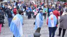 Imagen de El banderazo en Neuquén fue en el monumento a San Martín