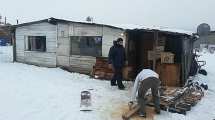 Imagen de Abrigan casas precarias en Bariloche para que familias pasen el invierno