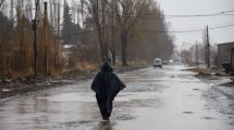 Imagen de Tres familias evacuadas por el temporal en Cipolletti