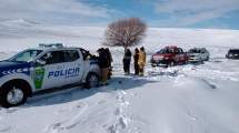 Imagen de El rescate de cuatro pobladores varados en Comallo llevó 14 horas