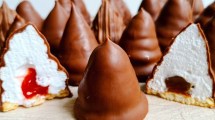 Imagen de Conitos de merengue bañados en chocolate, sin TACC