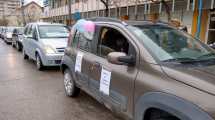 Imagen de Protesta de maestras y dueñas de Jardines Maternales en pleno centro de Roca