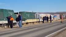 Imagen de Reparten viandas a camioneros varados a la salida de Cutral Co