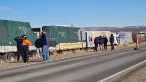 Reparten viandas a camioneros varados a la salida de Cutral Co