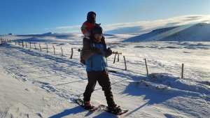 Junín de los Andes:  caminaron 4 kilómetros con un niño en andas bajo la nieve