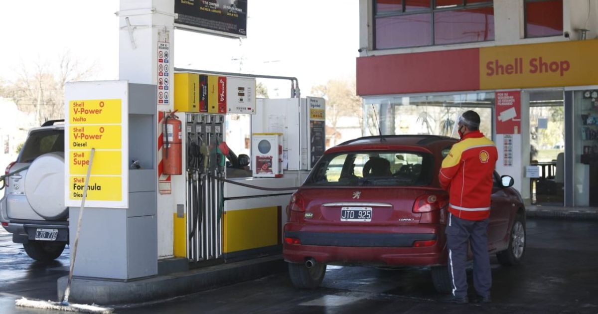 They stabbed a beachgoer at a gas station in Neuquen: they managed to steal money from him