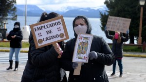 Trabajadores del casino de Bariloche esperan el pago de sus salarios