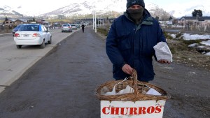 La postal diaria de los vendedores ambulantes en Bariloche