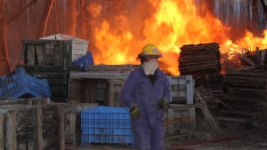 El drama de los bomberos de Centenario por los incendios de pastizales