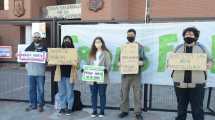 Imagen de Sesiona el Deliberante de Neuquén con protestas en la vereda