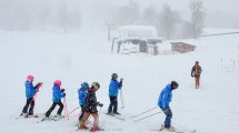 Imagen de Una nevada le dio la bienvenida a los primeros esquiadores del Cerro Chapelco