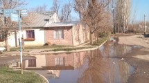 Imagen de Vecinos reclaman por un desborde de cloacas en Roca