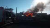 Imagen de Rescatan a dos nenes que dormían durante el incendio de una casa en Bariloche