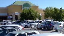 Imagen de El hipermecado de uno de los shoppings de Neuquén cerrado por coronavirus