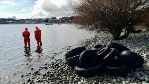 Extraen unos cien neumáticos del fondo del lago Nahuel Huapi