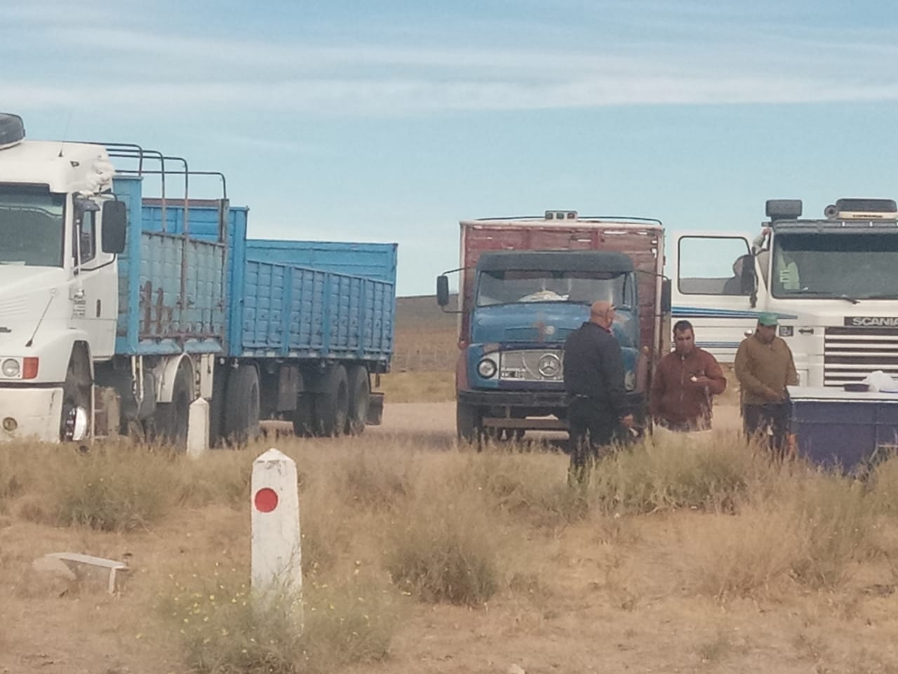 Camioneros de  la localidad manifestaron su preocupación por la falta de actividad que se mantiene hace seis meses.  Foto: gentileza