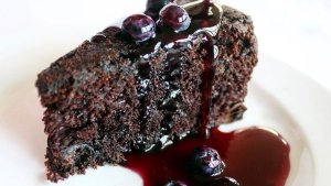 Torta húmeda de chocolate y arándanos apta para celíacos
