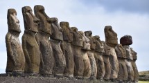 Imagen de Dos neuquinos en la Isla de Pascua, marcada a fuego