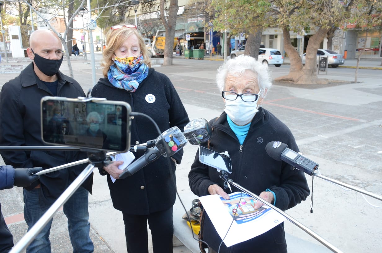 En la calle, exigiendo urgencias postergadas, Noemí Labrune (foto archivo)