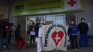 Reclamo y abrazo simbólico en el hospital de Bariloche