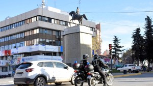 A piedrazos, motociclista atacó a inspector de Neuquén, que terminó internado