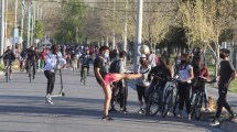 Imagen de Día del estudiante: los jóvenes se reúnen a pesar del coronavirus