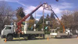 Renuevan el tendido eléctrico en el centro de Viedma