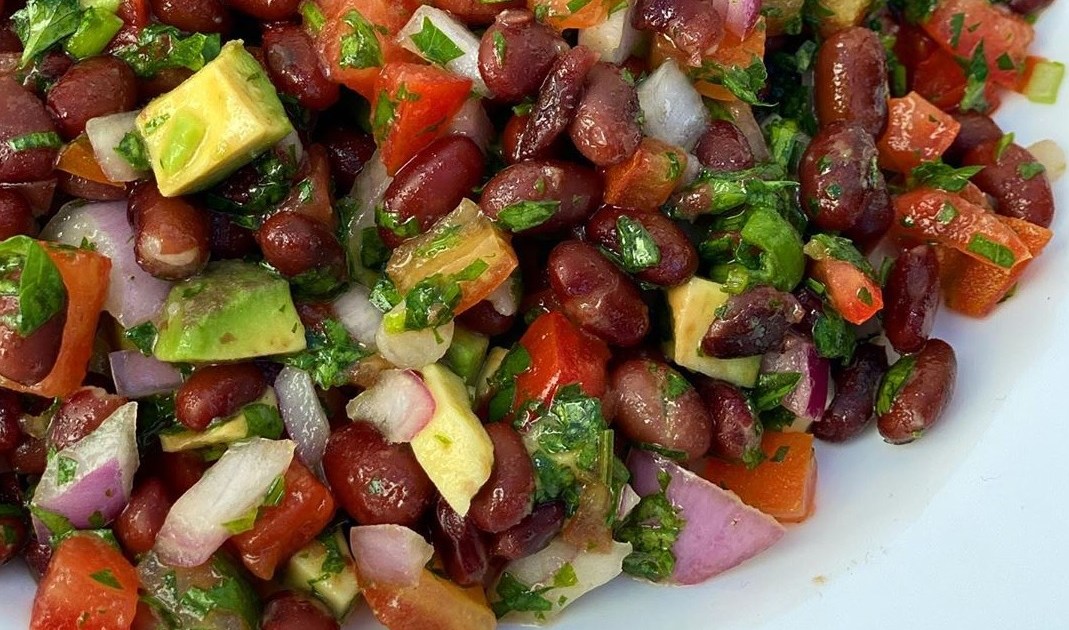 Ensalada de porotos negros y palta para acompañar unos bifecitos de pollo a  la plancha