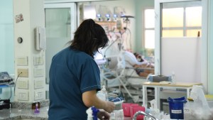 Ningún paciente de terapia intensiva logró salir aún del hospital en Cipolletti