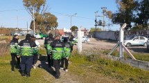 Imagen de Un grupo de adolescentes jugaba al fútbol y un club de Viedma realizó la denuncia