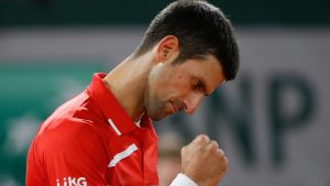 Djokovic venció a Tsitsipas y definirá el título con Nadal