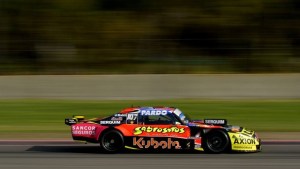 Ortelli prueba su auto de TC en el autódromo de La Plata