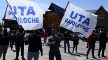 Imagen de Choferes de paro en Bariloche, llevaron su protesta al Centro Cívico