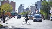 Imagen de Pese a la restricción vehicular, el tránsito comenzó a verse en Neuquén