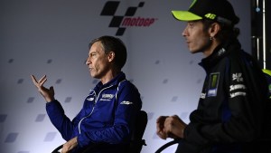 Valentino Rossi firmó su contrato para seguir en MotoGP