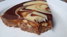 Imagen de Tarta de masa de cacao, dulce de leche y nuez