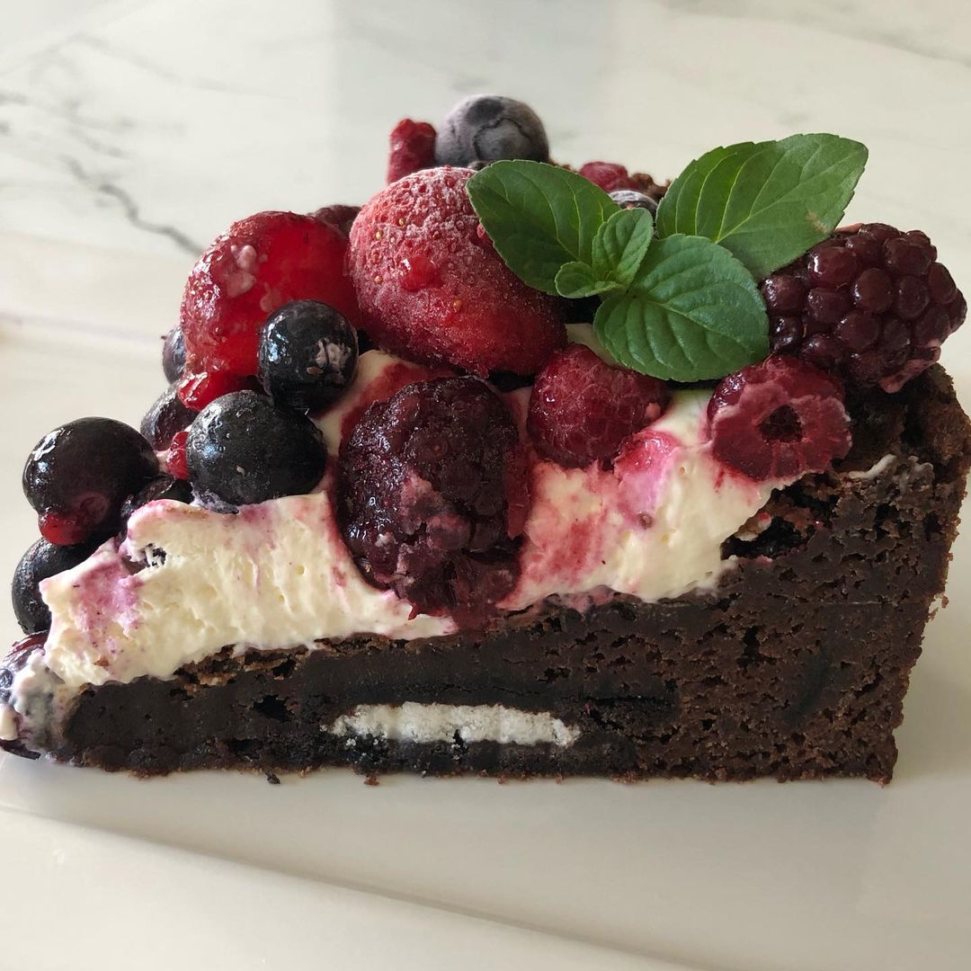 Torta brownie-oreo y frutos rojos