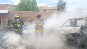 Bomberos extinguieron un incendio en un taller mecánico de Neuquén