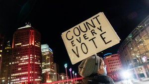 Votantes de Biden salen a la calle y piden que «se cuenten todos los votos»