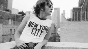 Subastan disco que John Lennon le autografió a su asesino