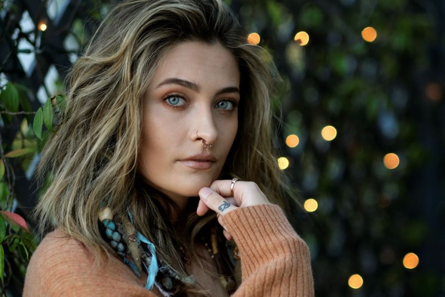 Paris Jackson le hace un guiño al cine de terror en el video de "Let Down''.