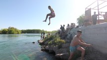 Imagen de Pese a las restricciones en Neuquén, el calor empujó a una multitud al río