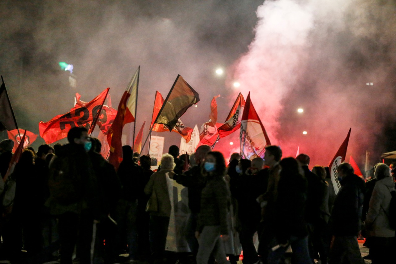 Protesta durante la madrugada en la capital italiana contra las medidas del gobierno. 