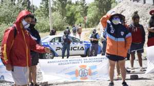 Guardavidas protestan porque los sacan de la prueba en el agua en Neuquén