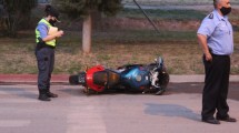 Imagen de Derrapó, chocó contra un árbol en su motocicleta y murió en Centenario