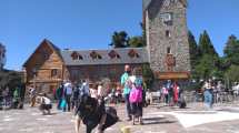 Imagen de Volvieron a pintar los pañuelos de las Madres en el Centro Cívico de Bariloche