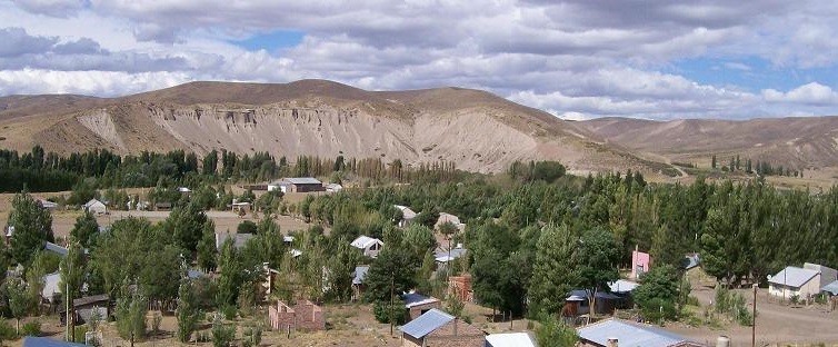 Las Coloradas, se encuentra a 320 km de Neuquén capital. 