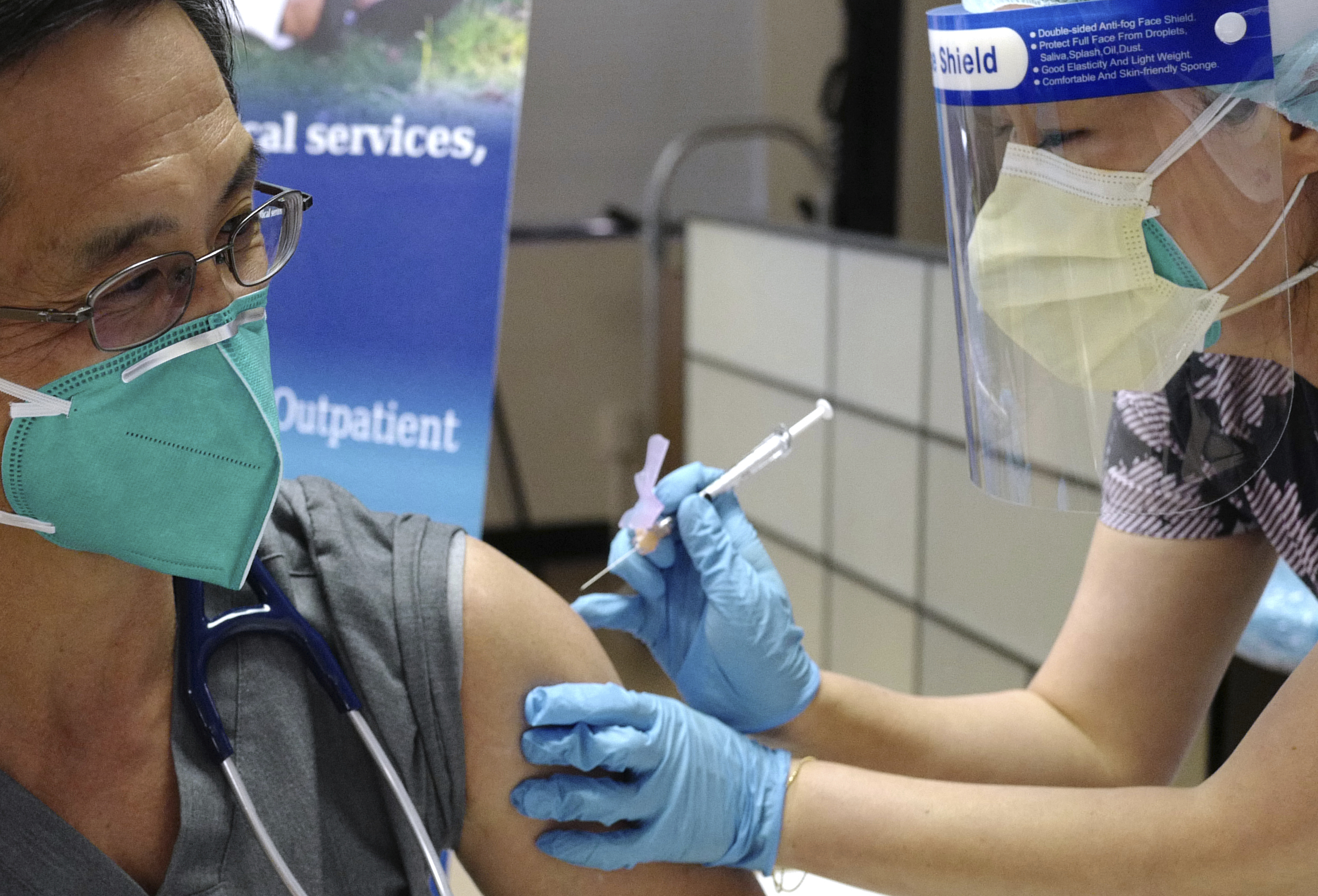 Los trabajadores de la salud fueron los primeros en recibir la vacuna en Estados Unidos (Foto: AP)