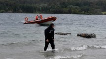 Imagen de Con buzos y perros rastreadores buscan a la joven que cayó en un arroyo en Bariloche