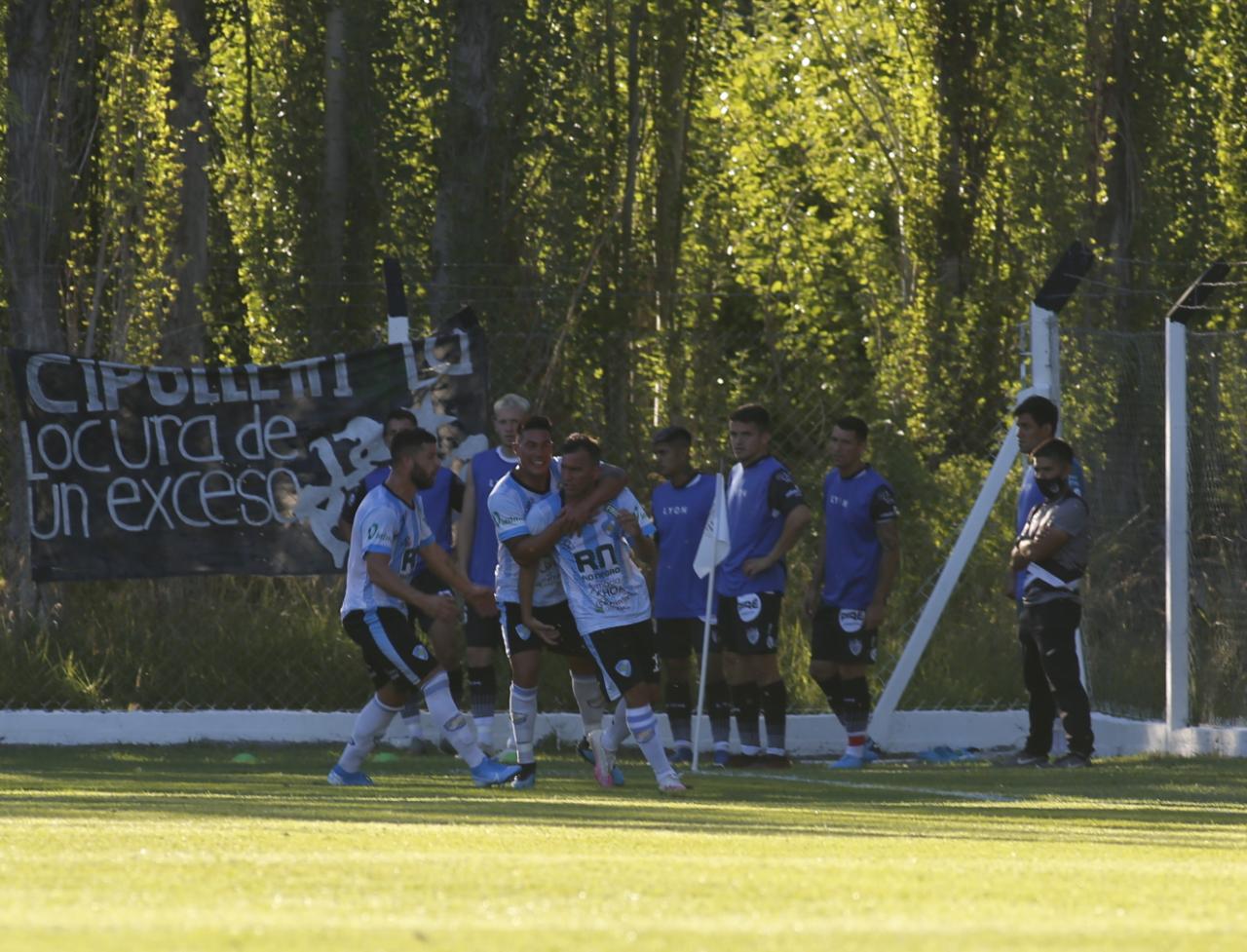 Héctor Morales festeja su gol de penal. Sol hizo méritos para llevarse los 3 puntos de Cipolletti (Foto: Juan Thomes)